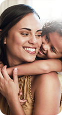 Mãe abraçando a filha