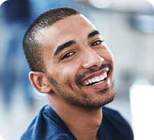 Homem sorrindo