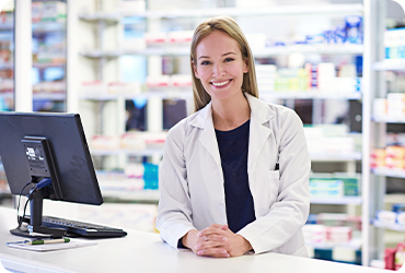 Farmacêutica no balcão da loja